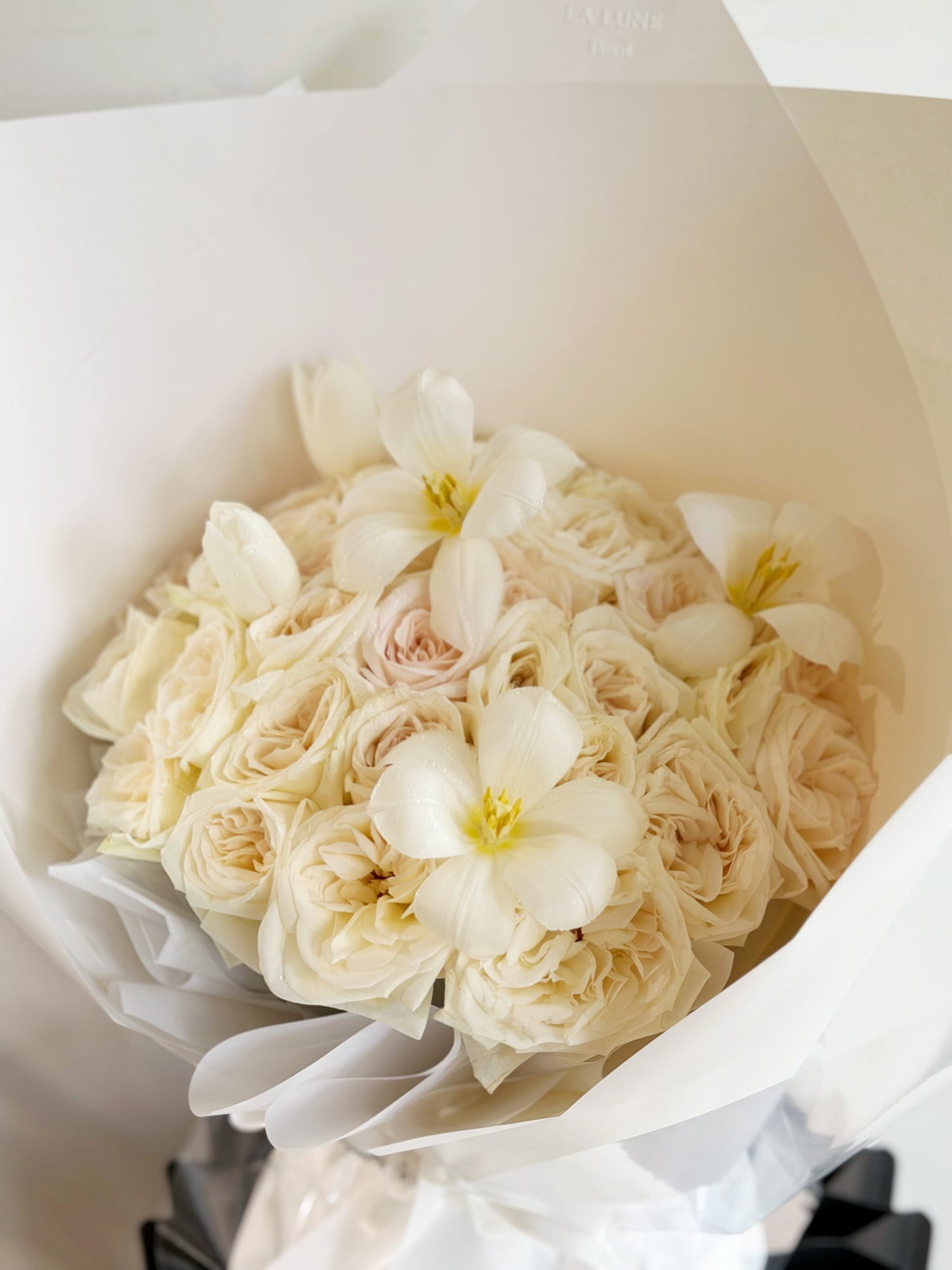 White O'hara Roses with Tulip Bouquet (33 stk)