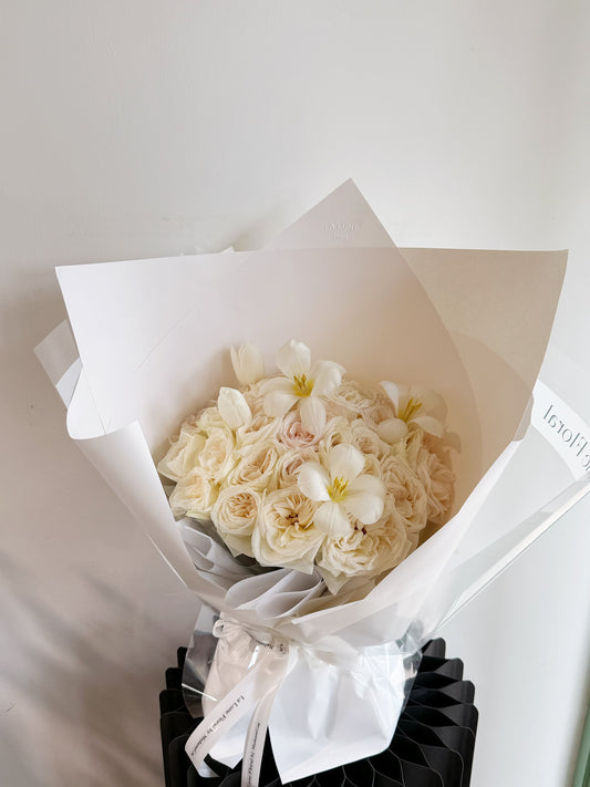 White O'hara Roses with Tulip Bouquet (33 stk)
