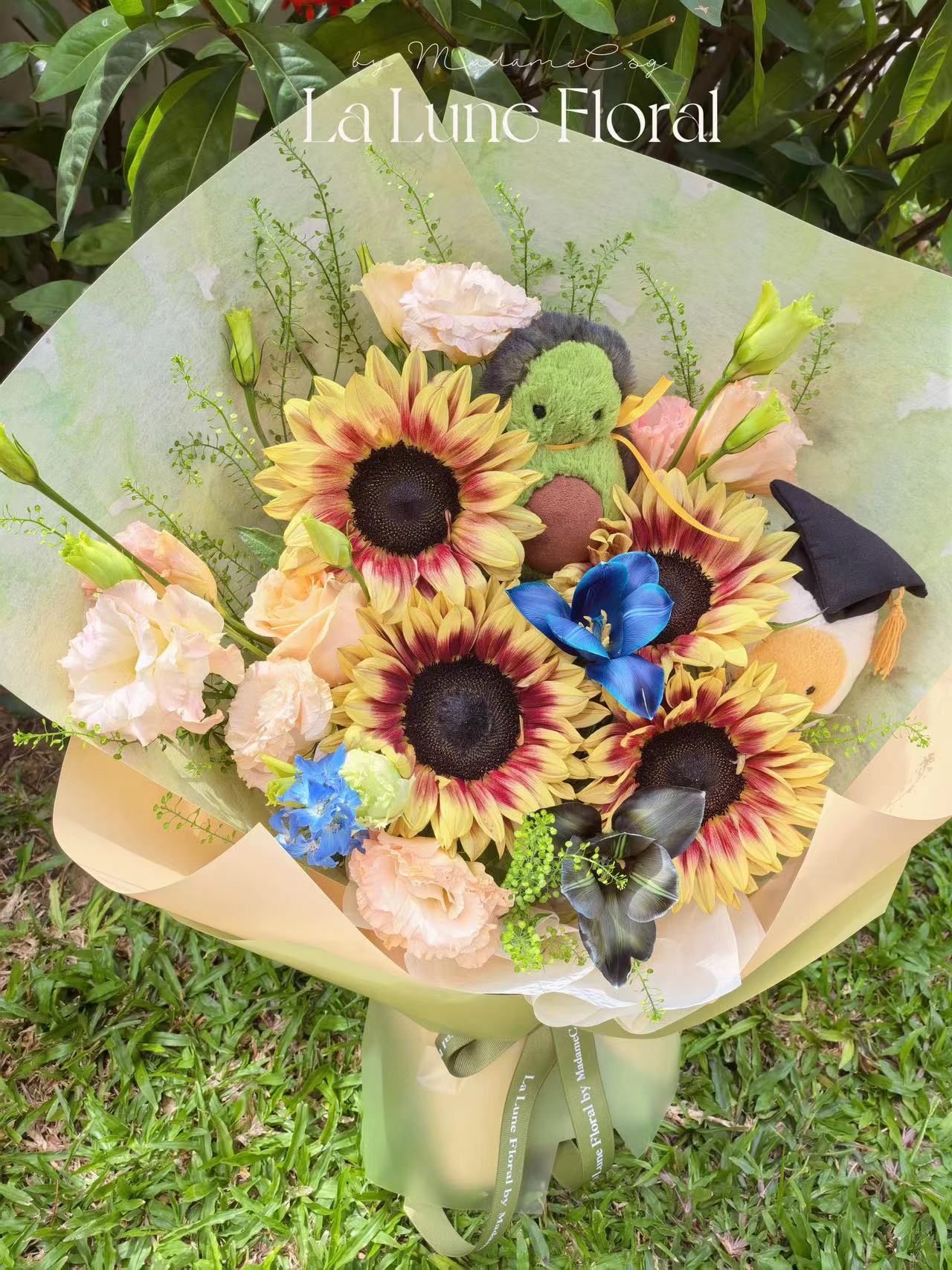 「Graduation Bouquet」【Size M】- Jelly Cat and Fresh Flowers Bouquet(Price is not include Jelly Cat)