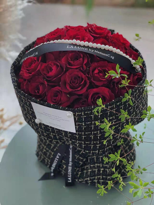 Classic Chanel Style Bouquet(33 stk red roses)