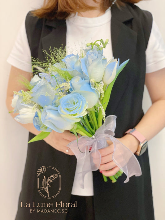 Special Michigan Ice Blue painted roses bridal bouquet (11stk roses + 5stk Tulips)