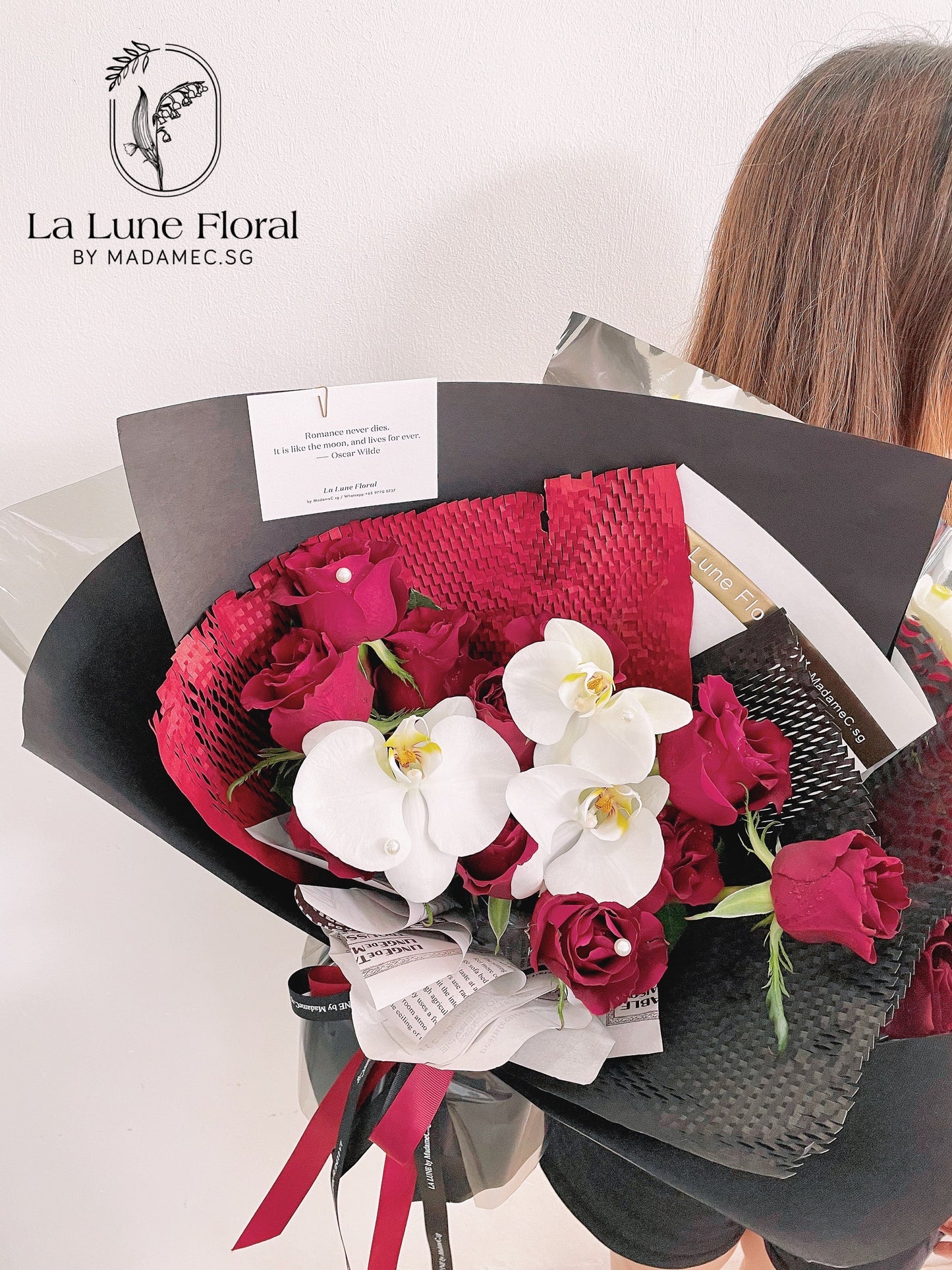 「Romance With A Memory」Bouquet (11 stk red rose and Phalaenosis)