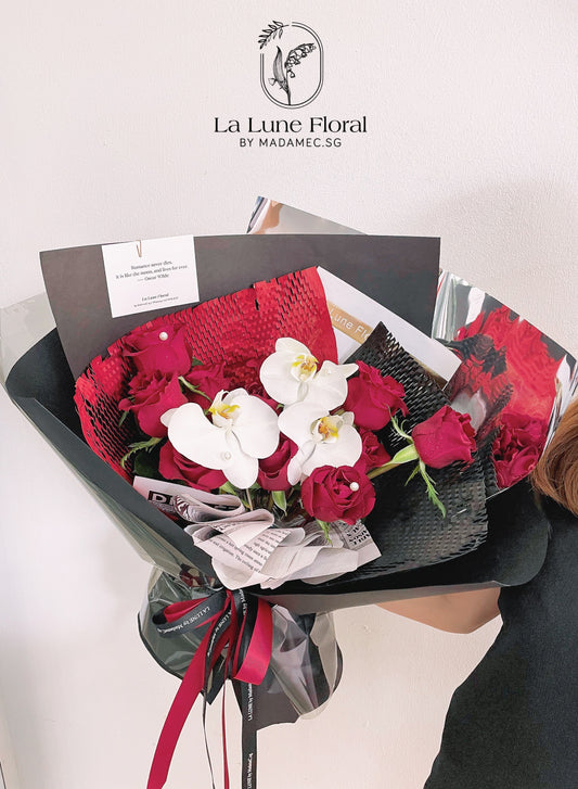 「Romance With A Memory」Bouquet (11 stk red rose and Phalaenosis)