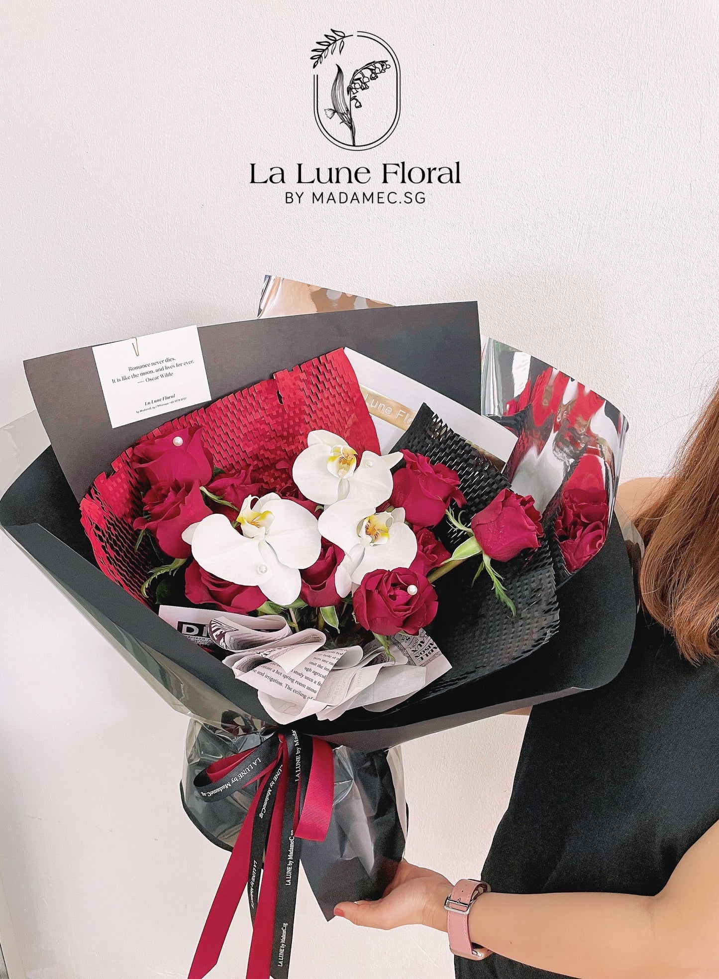 「Romance With A Memory」Bouquet (11 stk red rose and Phalaenosis)