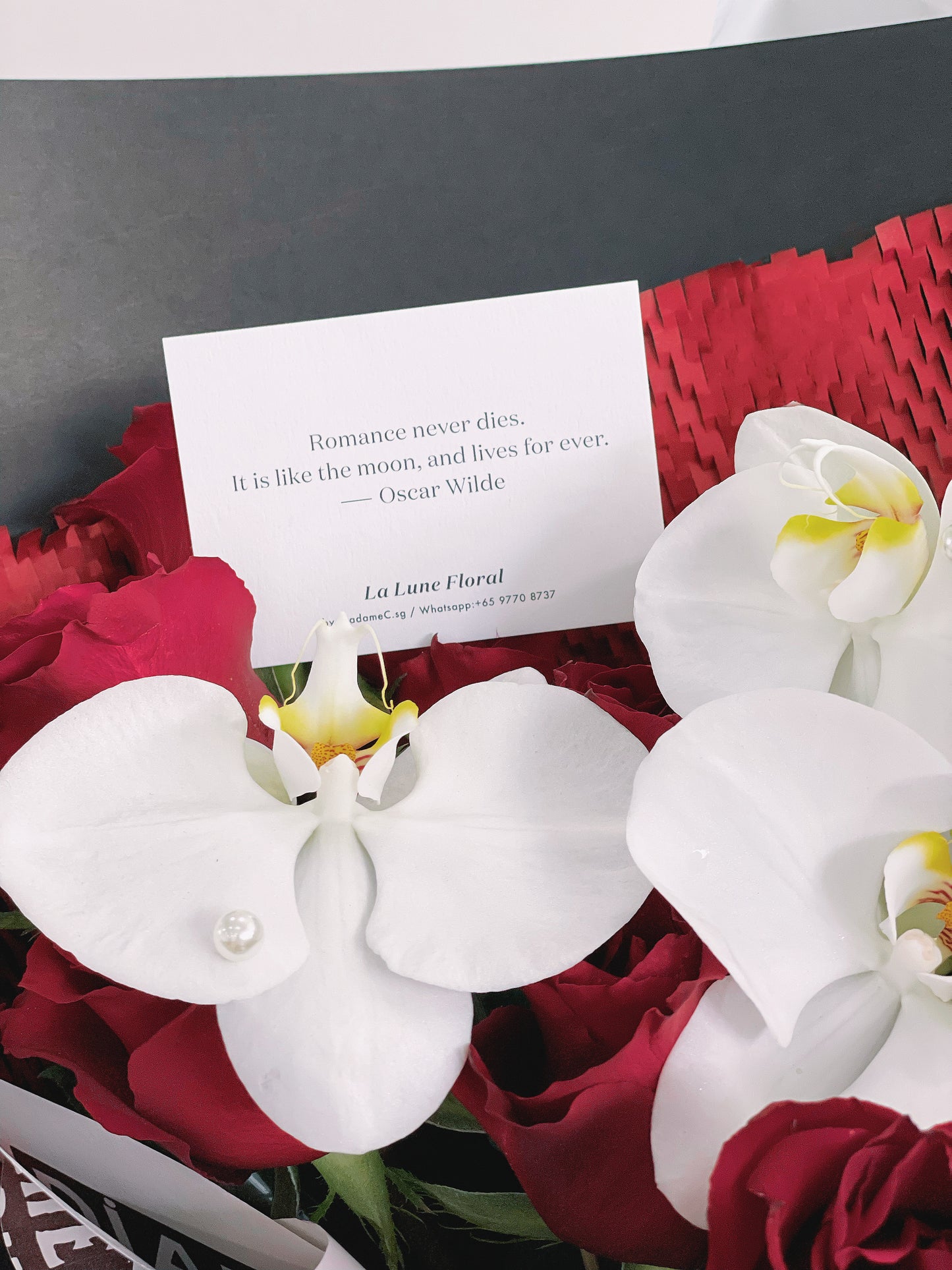 「Romance With A Memory」Bouquet (11 stk red rose and Phalaenosis)