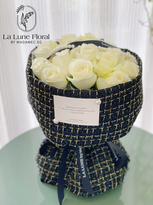 Elegance Chanel Style Bouquet(19 stk white roses)