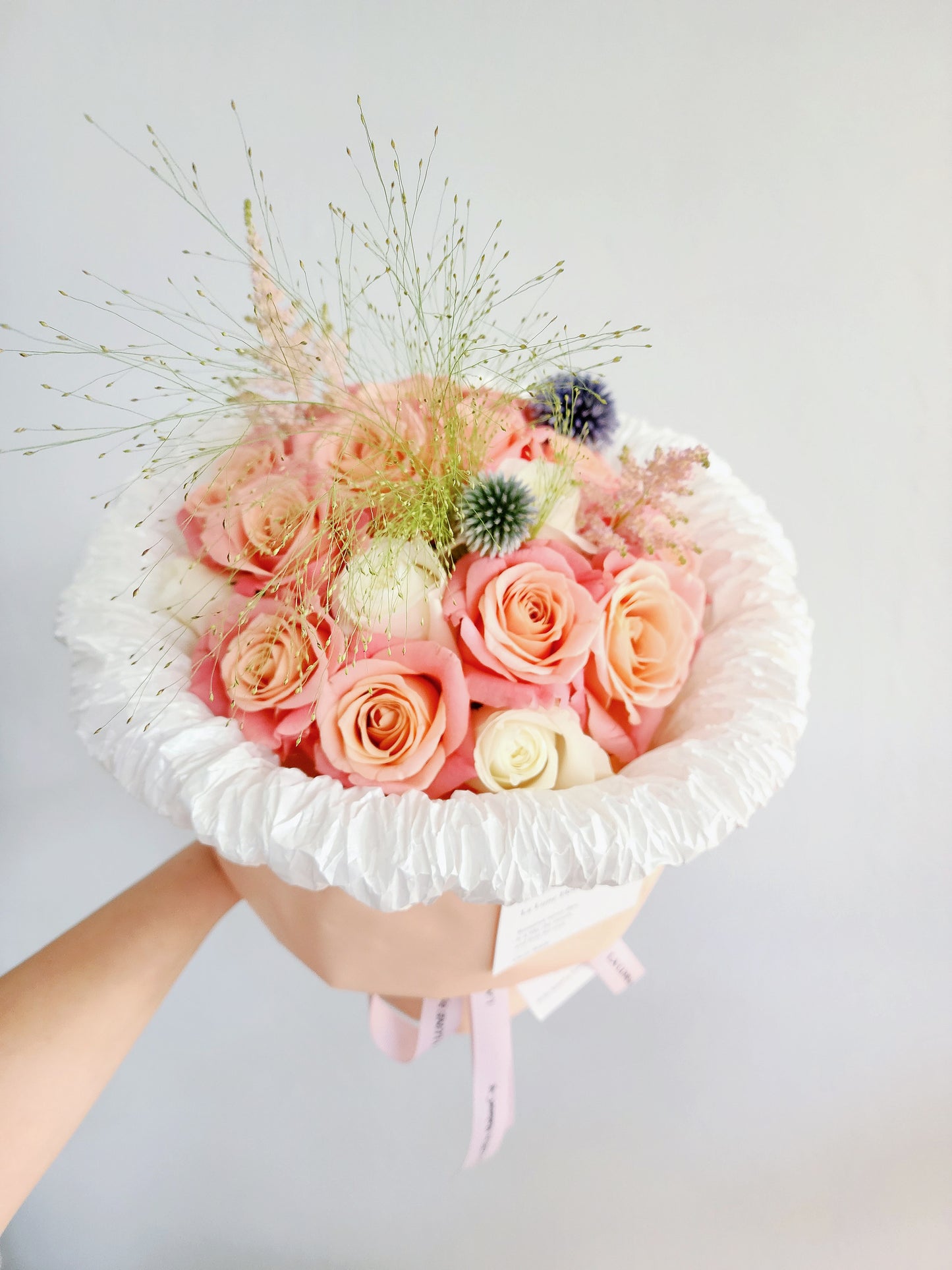 Happiness Fluffy Wrapping Bouquet - Miss Piggy & White Roses mix( 19 stk)