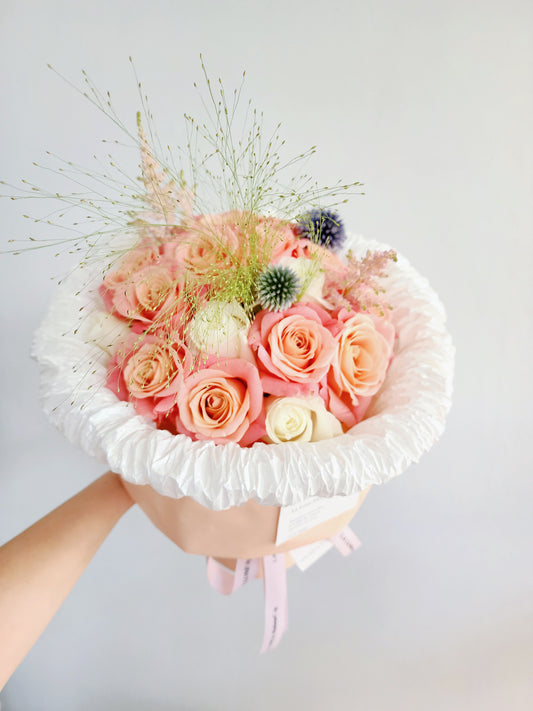 Happiness Fluffy Wrapping Bouquet - Miss Piggy & White Roses mix( 19 stk)