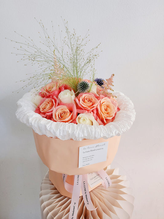Happiness Fluffy Wrapping Bouquet - Miss Piggy & White Roses mix( 19 stk)