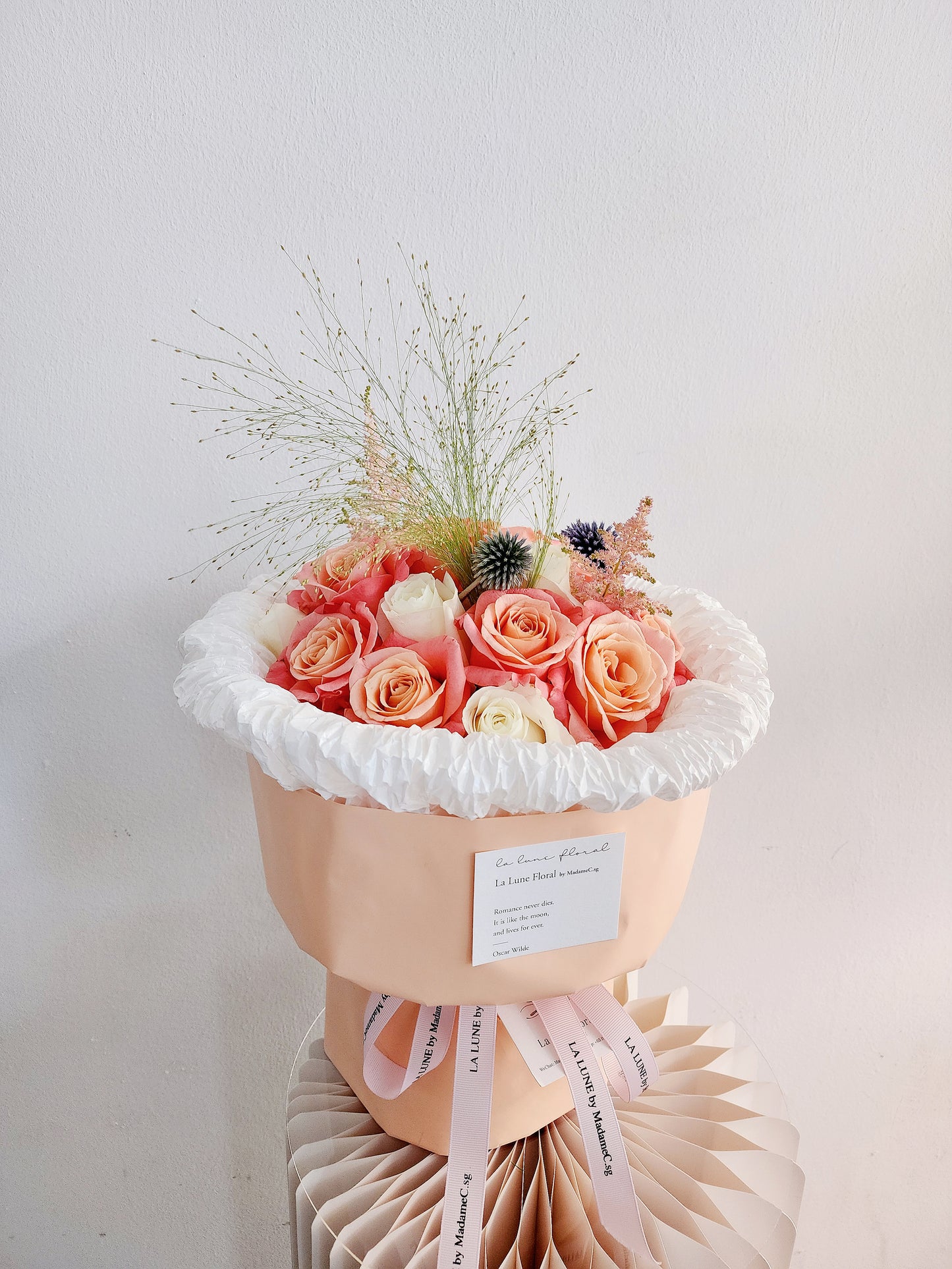 Happiness Fluffy Wrapping Bouquet - Miss Piggy & White Roses mix( 19 stk)