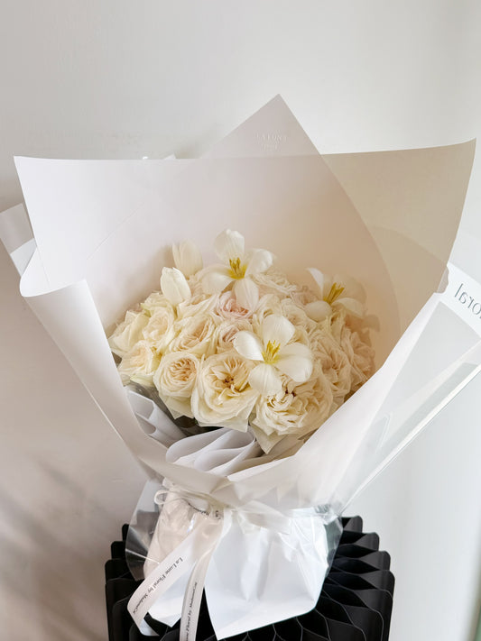 White O'hara Roses with Tulip Bouquet （33 stk）