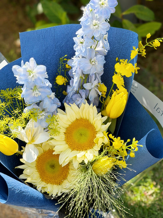 「Starry Night」【Size Regular】 - Omakase(Florist Choice)Blue & Yellow Theme